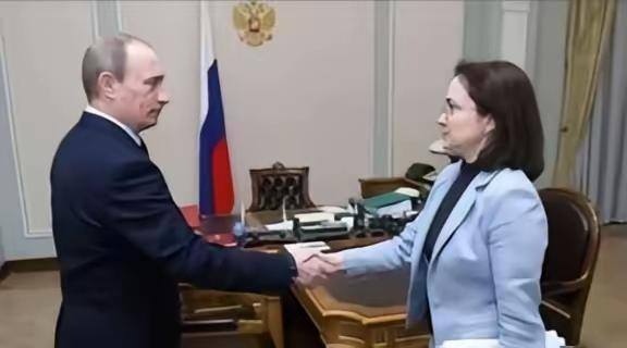 普京背后高人终于浮出水面。提起俄罗斯能在西方全方位制裁下撑到现在，很多人第一