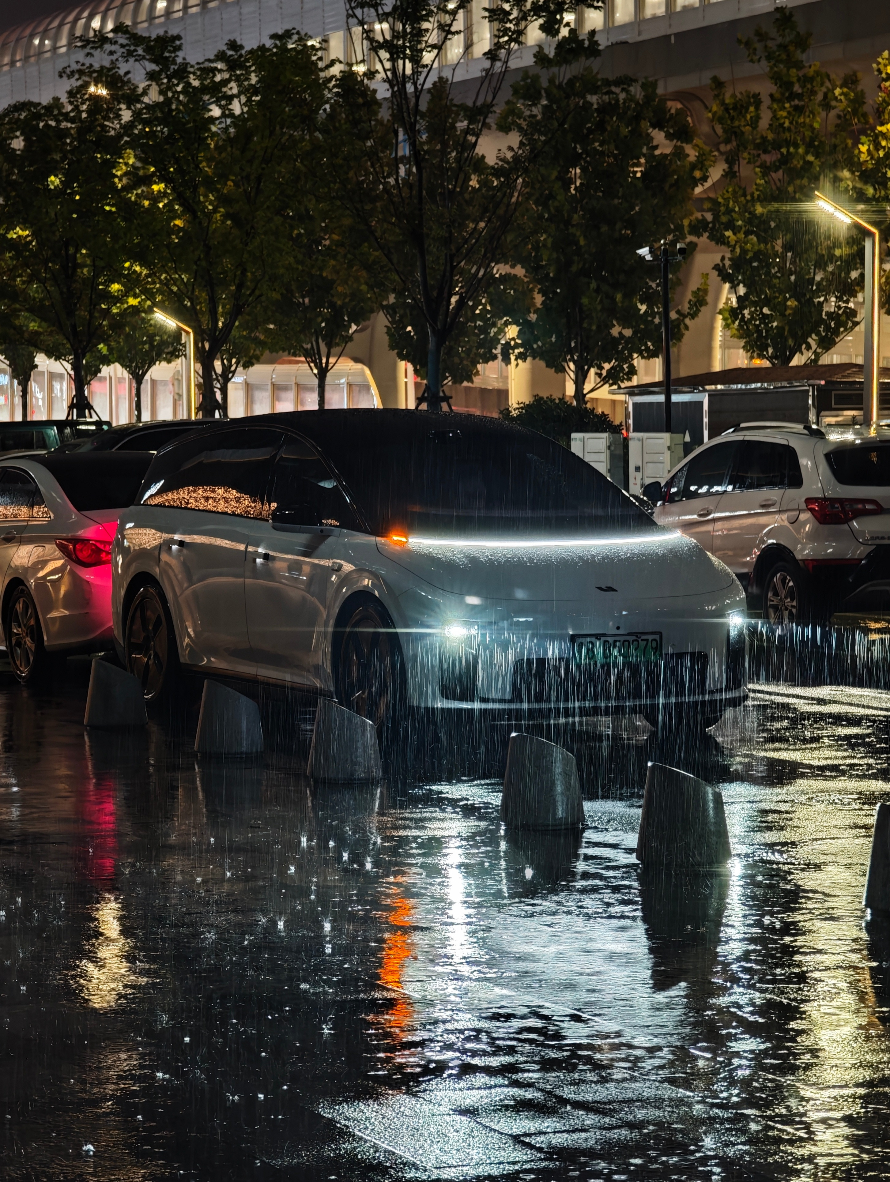 雨夜中的理想i8，蛮帅的~​​​