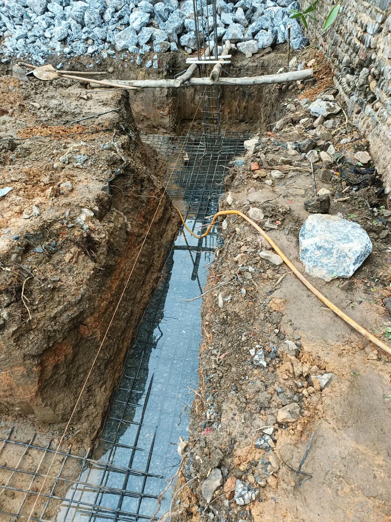 挖了一米五的宅基地，这个角老是渗水进来怎么弄，边上又没有河，离池塘更是还有300