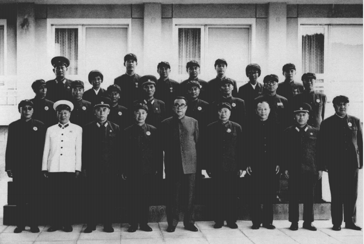 金日成两侧分别是粟裕大将，杨得志上将。粟裕担任军事友好代表团团长，杨得志是副团长