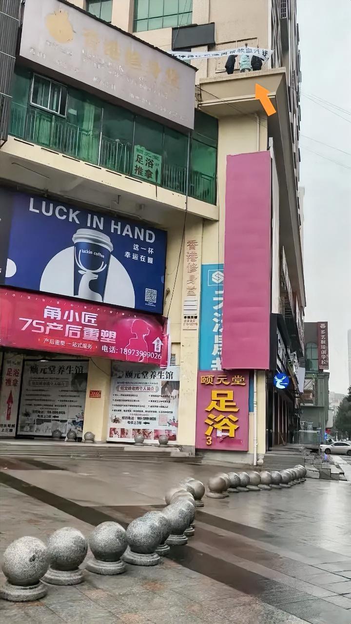 晚上发生了一件怪事，我们小区一家超市，前一段时间，听说老板卷钱跑路了，超市老板欠