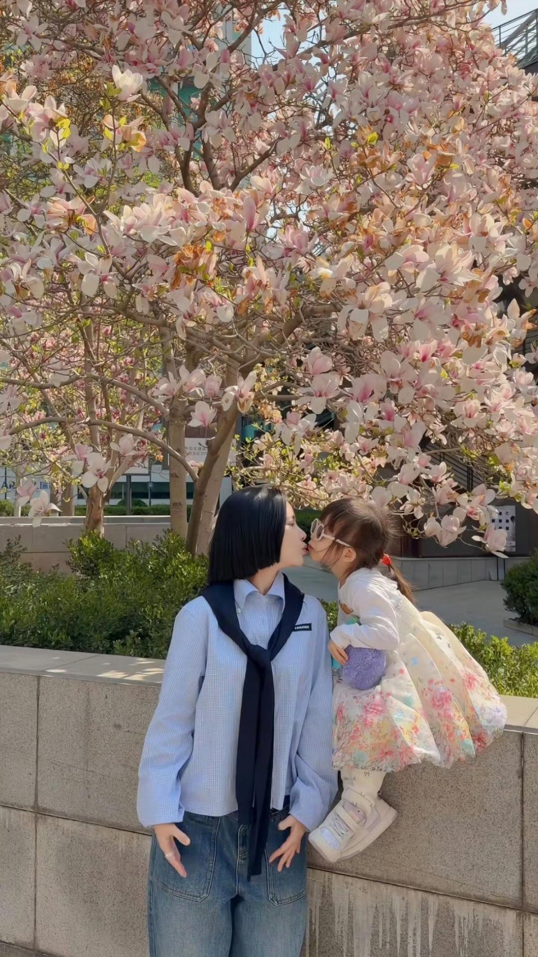 杜淳老婆王灿晒和女儿的赏花照，王灿发文说因为女儿太可爱了，所以完全不想生二胎。