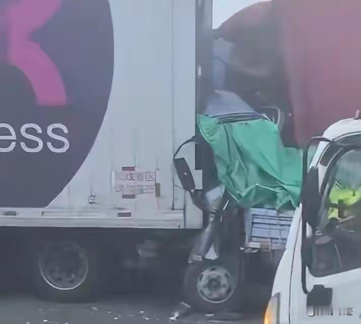 我说昨天怎么津石高速不让上了呢,原来是有四十辆车相撞事故!昨天去任丘拍了一场