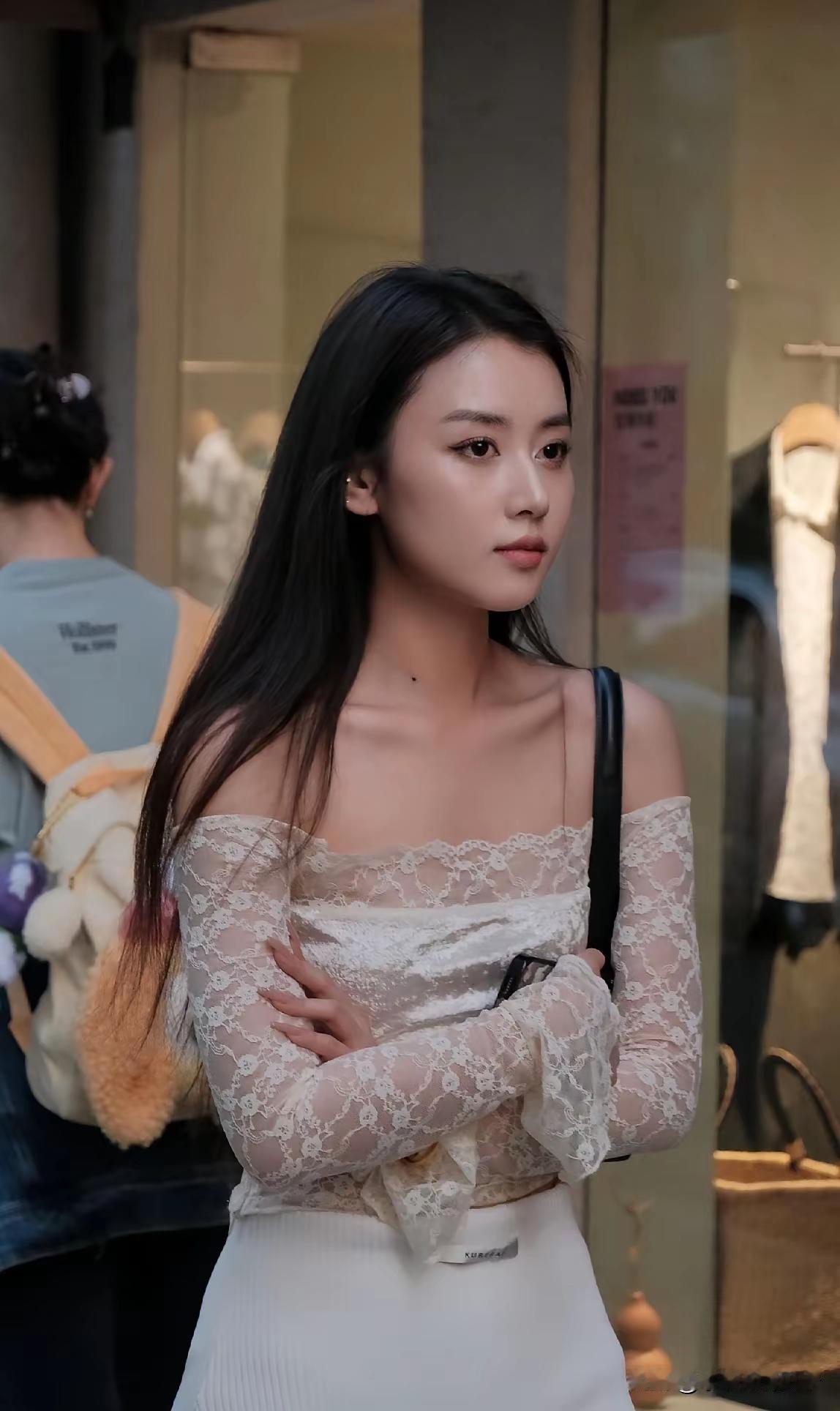 这蕾丝露肩装直接把“清冷贵气感”拿捏了吧！柔纱蕾丝+简约白裙，连肩线都透着