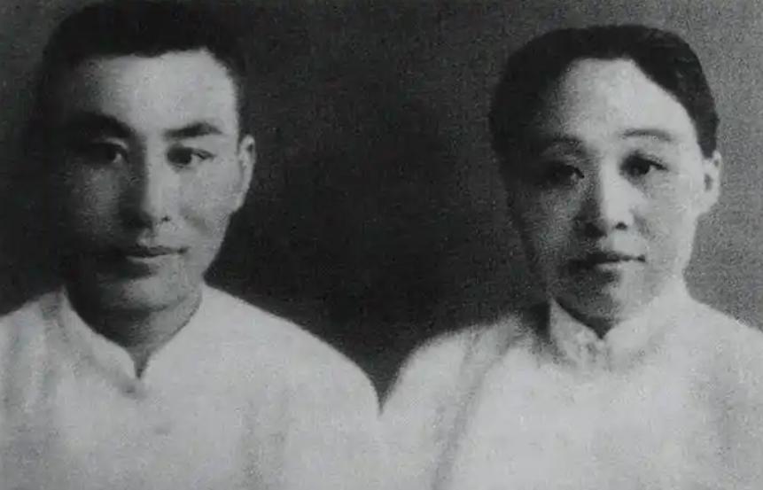1916年，叶圣陶迎娶了未曾谋面的妻子。洞房夜，两人第一次见面。他用颤抖的手，掀