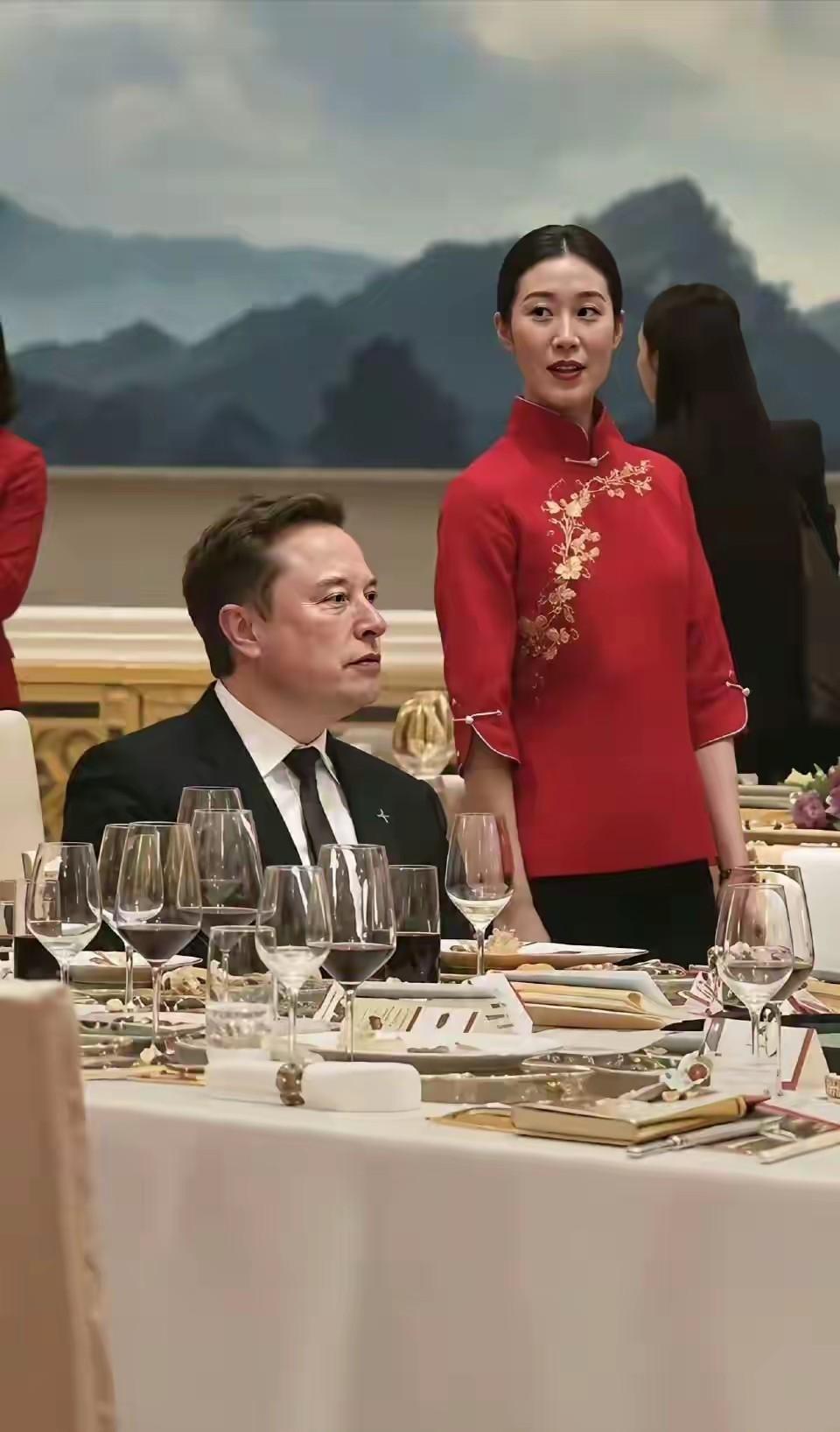 马思克这前后对比太大了，在国宴上西装革履，表情肃穆，旁边的服务员心情倒不错，