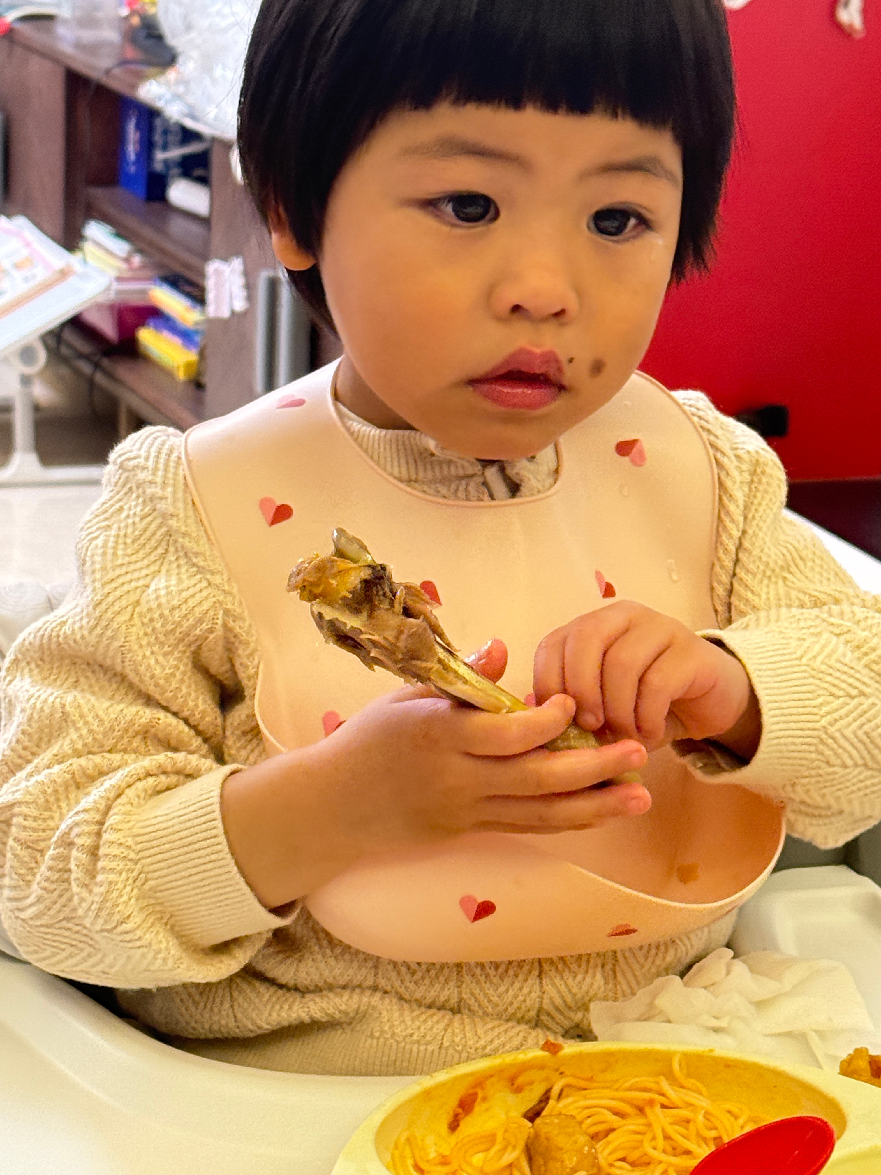 一开饭就把孩子气哭了球宝急着吃鸡腿，让旅蛙把肉剥下来旅蛙让球宝自己大口啃着吃球宝