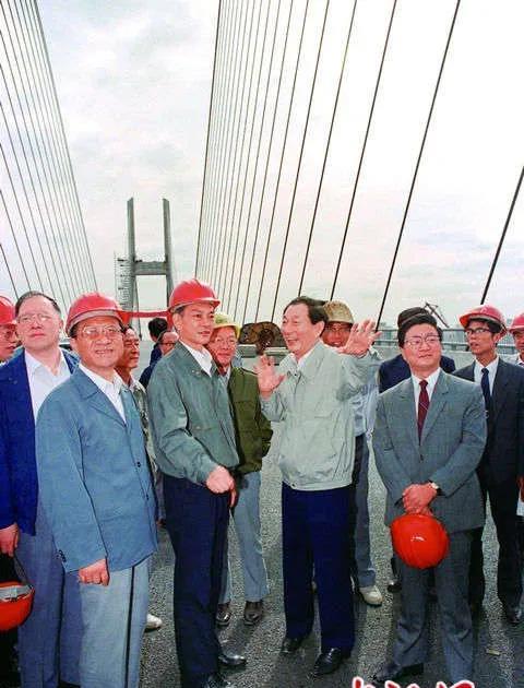 1991年10月中旬，为搞好国营大中型企业问题，在上海进行考察，视察即将建成通车