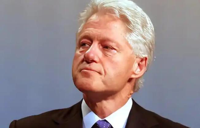 克林顿走的时候，给美国留下一个金山，国库里塞着两千多亿美元的净盈余。那时候，联邦