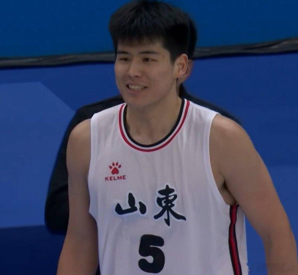 昨晚狂砍32分的陈家政赛后接受新华社的采访：“之前进行了三个月的康复，没有进行训