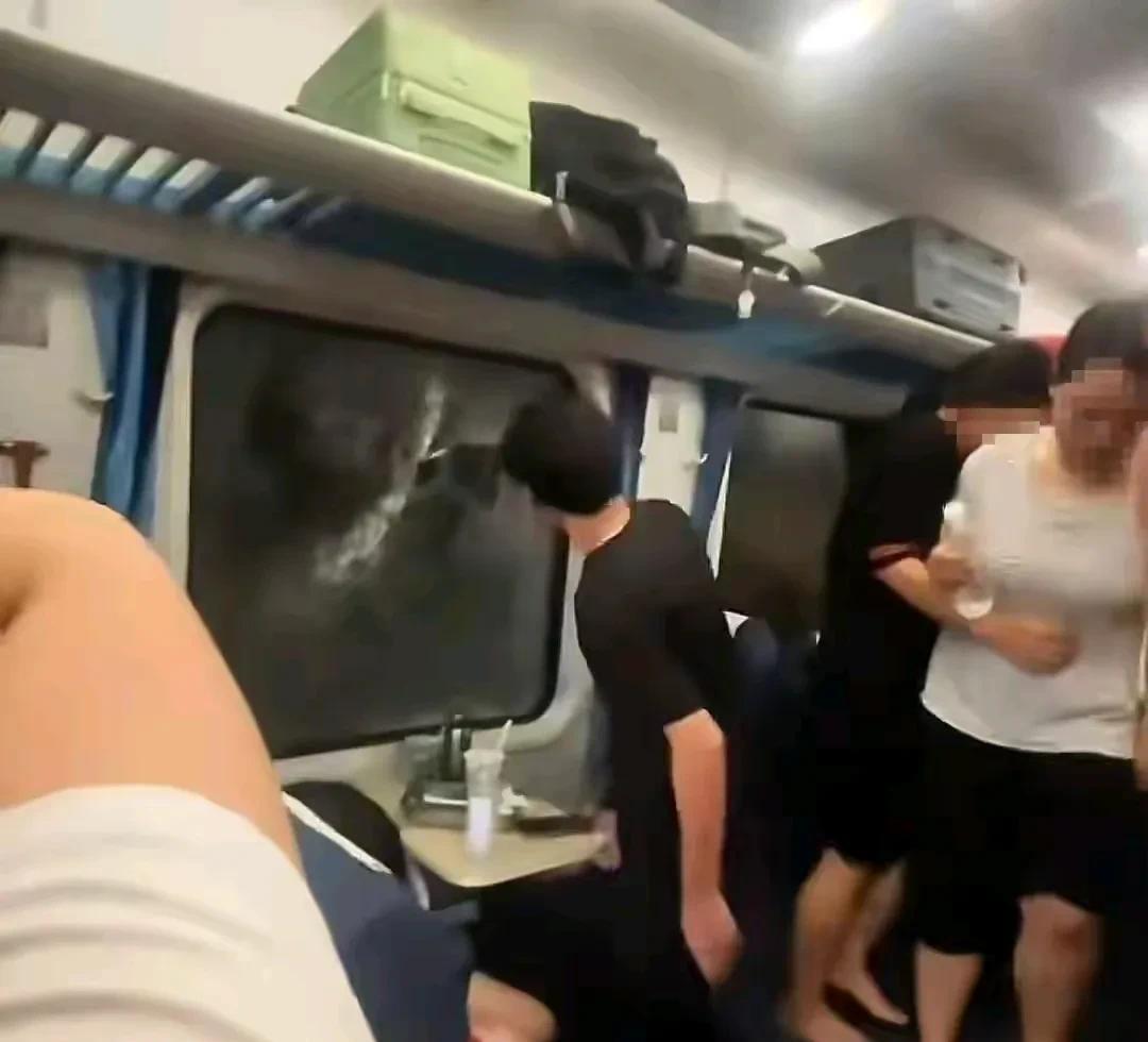 k1373次列车小伙砸车窗透气后续没有被拘留，仅被批评教育火车滞留三小时，