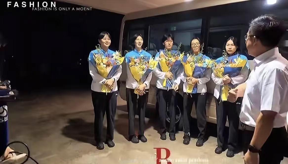 江苏体育总局上大分了！中国女排落地上海后，江苏体育总局直接安排了一辆专车接送