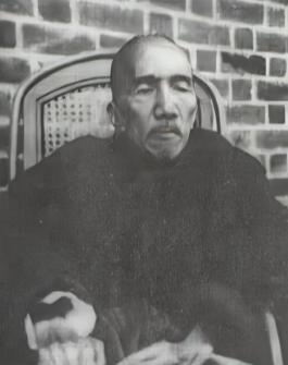 1941年，几个日本兵闯入一位中国老人家中，双目失明的老人用流利的日语厉声斥责。