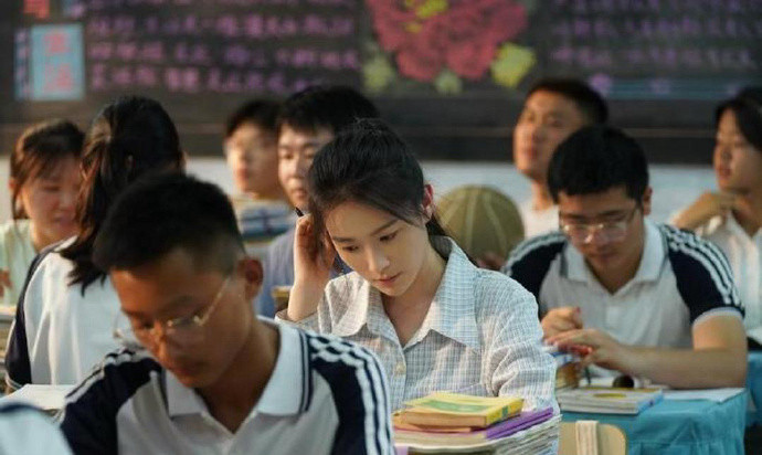 只给演员化妆，旁边的群演都是不化妆，看起来格格不入​​​