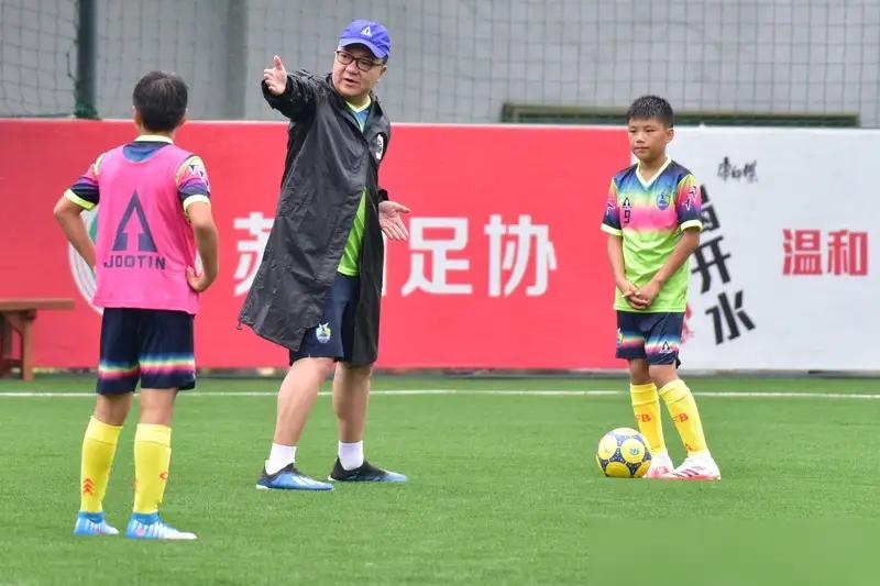 王晓龙与董路争得火起张卓毅家长与嗨球争得火起河南队和韩国裁判争得火起河南球