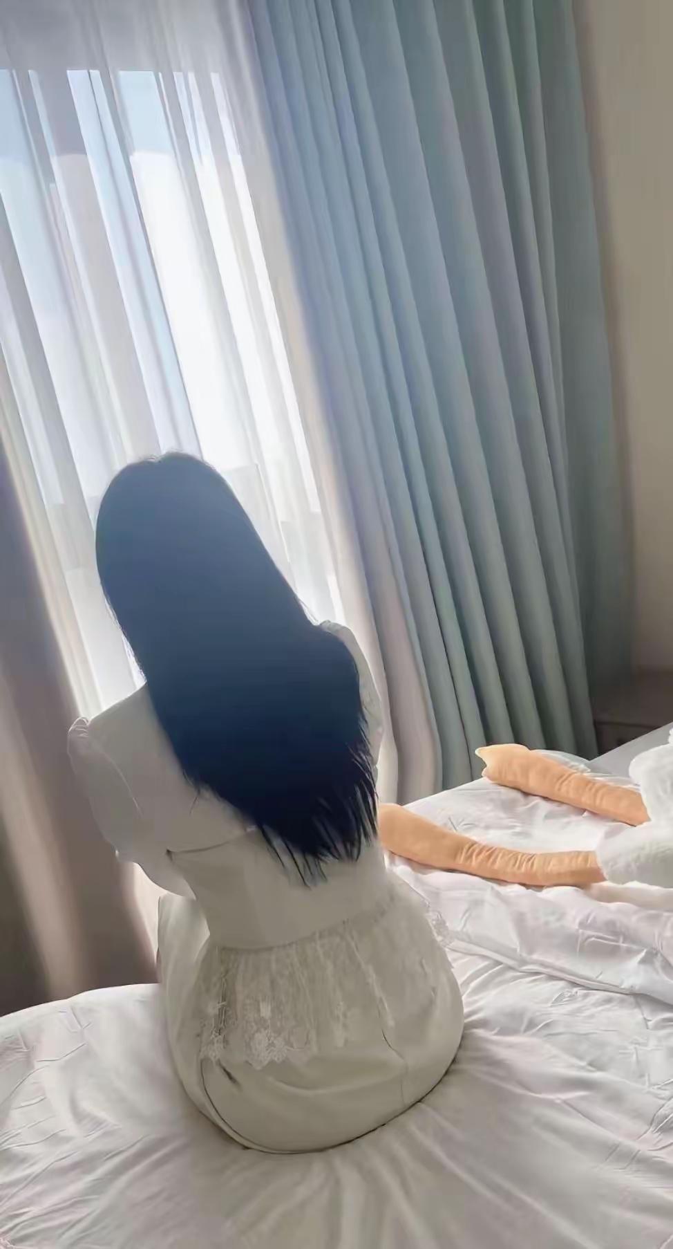 沉思的背影，静谧的午后，窗外的风景，内心的宁静。