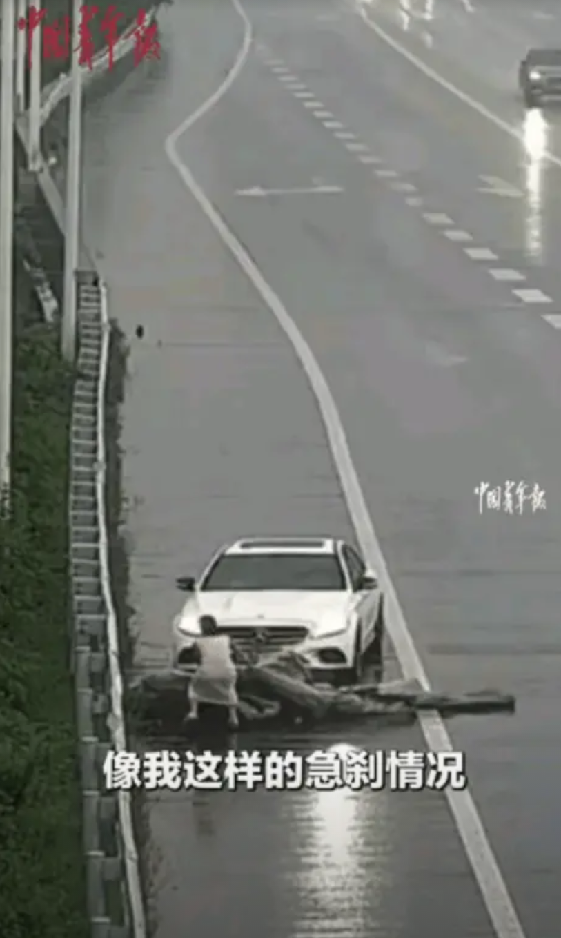 这女人火了！2024年7月31日傍晚，江苏女子在下匝道时，突然发现前车急刹，她也