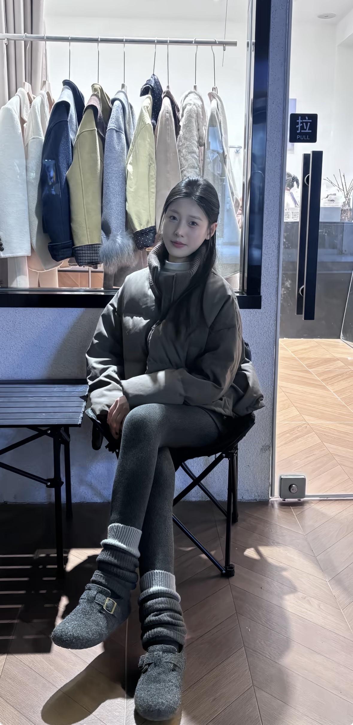 阳光斜斜地落在肩头，像一句无声的安慰。我坐在折叠椅上，不急着赶路，也不想说话