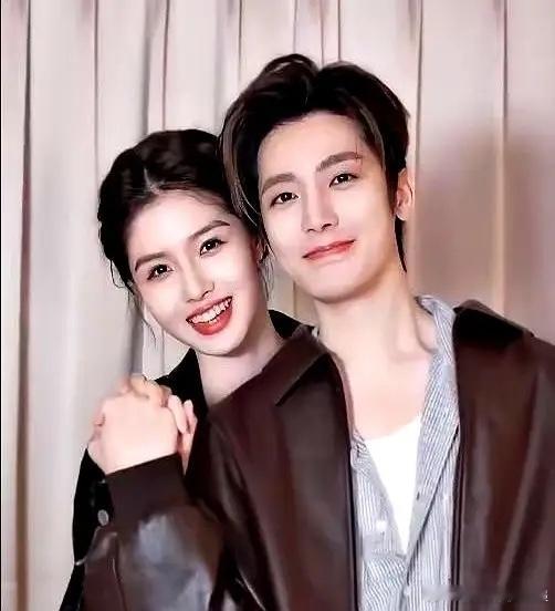 男演员侯明昊这事儿，有点东西。剧组找他，搭档是个17岁姑娘，他一看，第一反应是推
