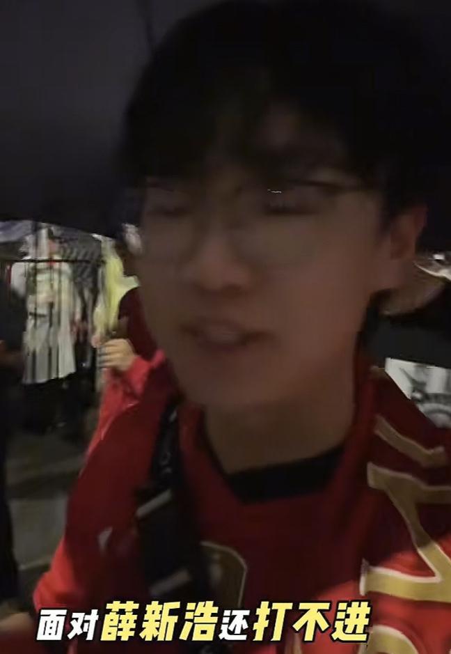 上海海港知名球迷海上奥斯卡痛批了莱昂纳多在足协杯的表现。他表示莱昂纳多面对上海申