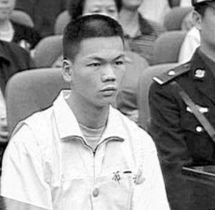 马加爵当年锤死四个室友，唯独放过了林峰，就因为人家在他发烧时给带过一顿饭。这事搁