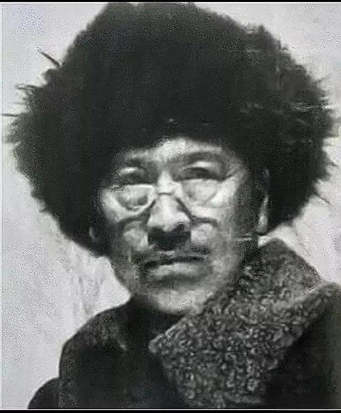 戴万龄，生于1871年，戴万龄祖籍山东人，祖上的人逃荒来到了吉林敦化定居。而到了