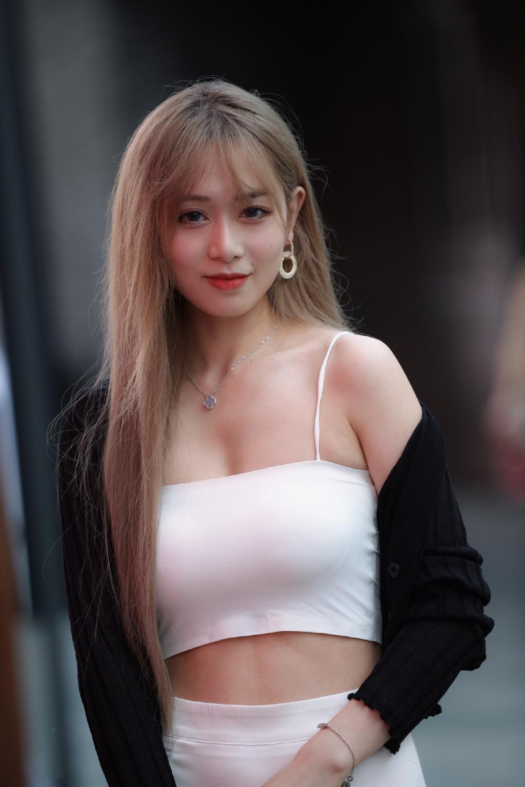 偶遇街拍高挑美女人美衣品好