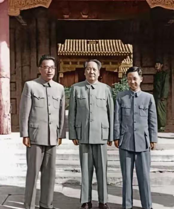 大型会议前正装合影这画面你一定不陌生：会场门口或背景板前，一排排深色西装、洁