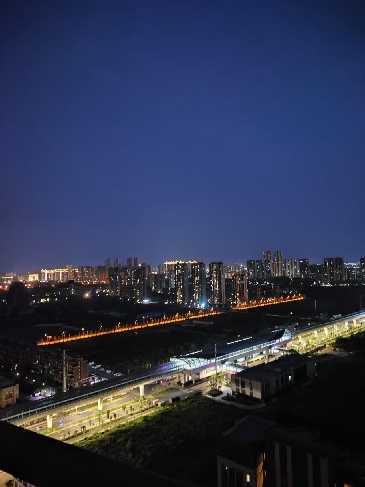 近日，武汉一名程序员严先生引发网友热议。家住汉南、就职光谷东软件新城，每日往返里