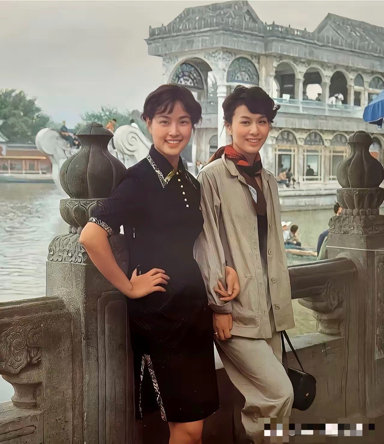 1980年刘晓庆和日本演员栗原小卷在北京颐和园石舫前石栏杆处合影。当时正是中日电
