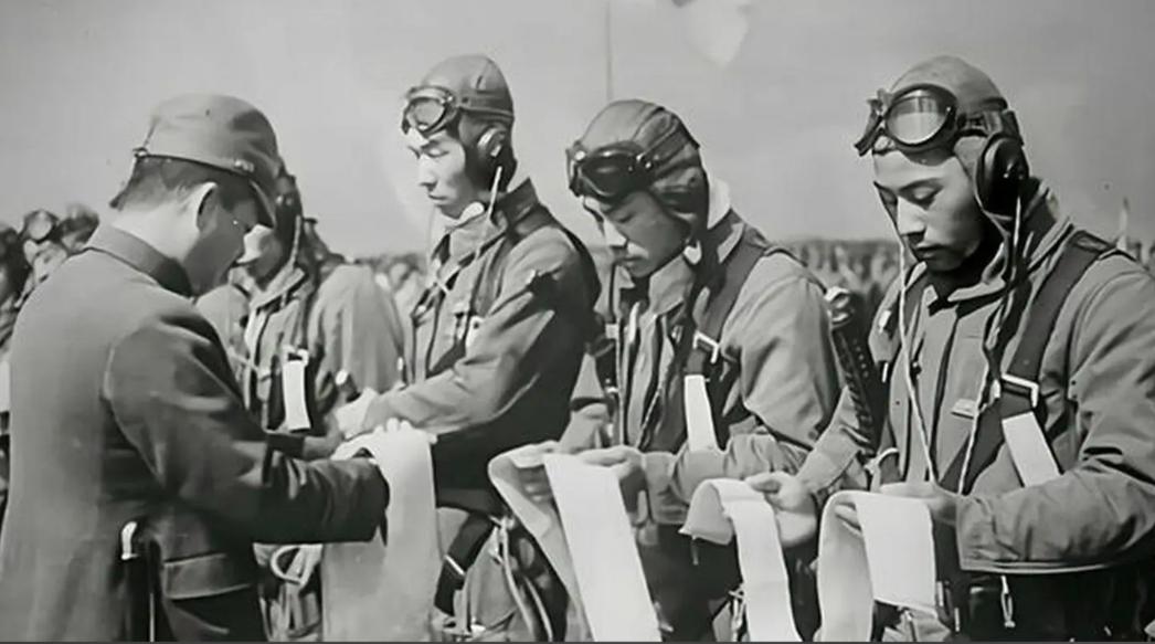 1944年，日军飞行员佐佐木友次第8次登上自杀式飞机，双腿战栗，满心绝望，随后，
