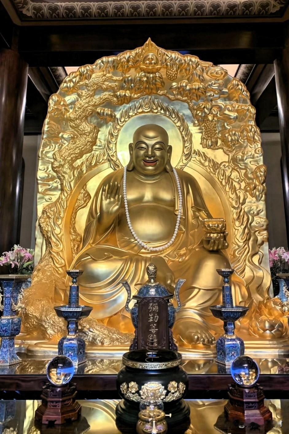 大肚弥勒：笑着渡人间，糊涂过一生走进寺庙，第一眼总能遇见笑口常开的弥勒佛。