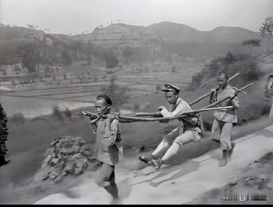 这是一张拍摄于1917年四川遂宁的纪实老照片，一名身着军装的士兵（或低级军官）正