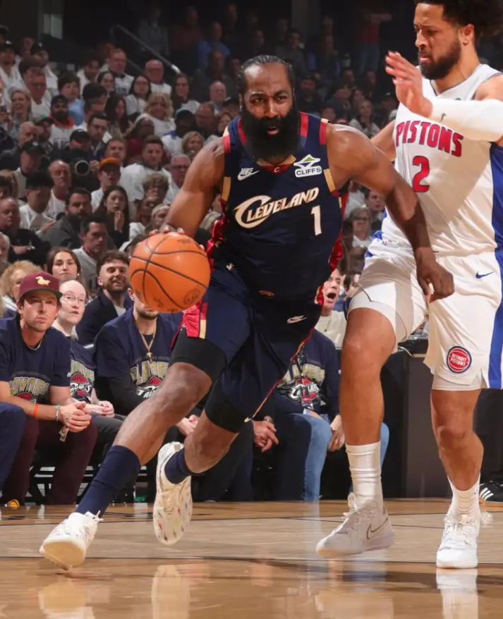 NBA季后赛，骑士主场112-103战胜活塞，将系列赛大比分改写为2-2。全场