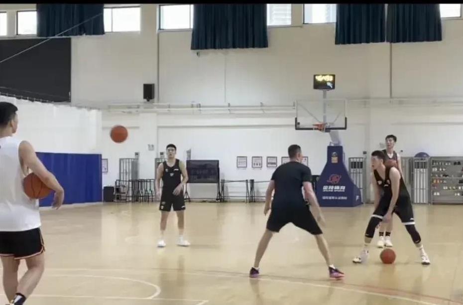 广东队要等到八月中旬才能集齐人马全员集训！昨天在广州二沙岛，广东队参加训练的球