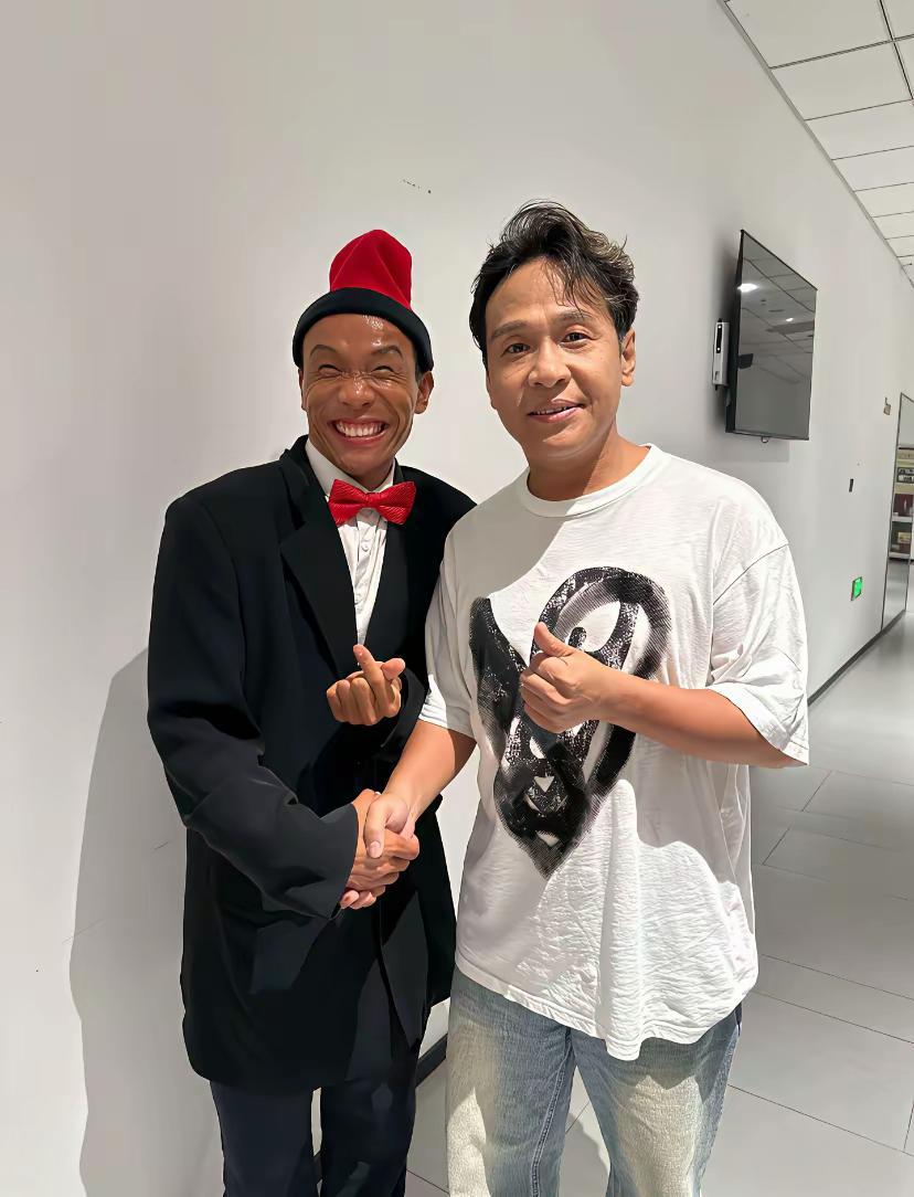 一直觉得宋小宝特别黑，看到模仿者和宋小宝的合影，突然觉得宋小宝还挺帅，真是没有对