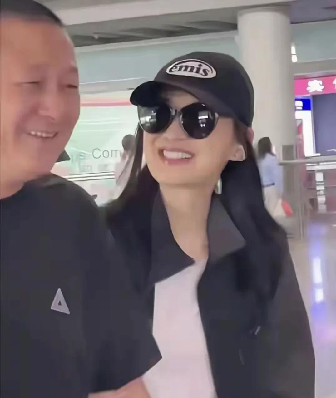 梅婷回北京老公曾剑接机，他们夫妻俩在机场牵手，一路说说笑笑！娱乐圈的爱情向来真