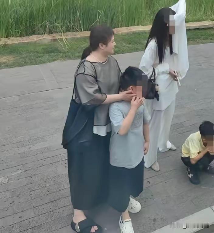 沈腾的太太真的是妥妥的旺夫相！身材圆润富态，永远都是笑呵呵的。又有网友偶遇沈腾一