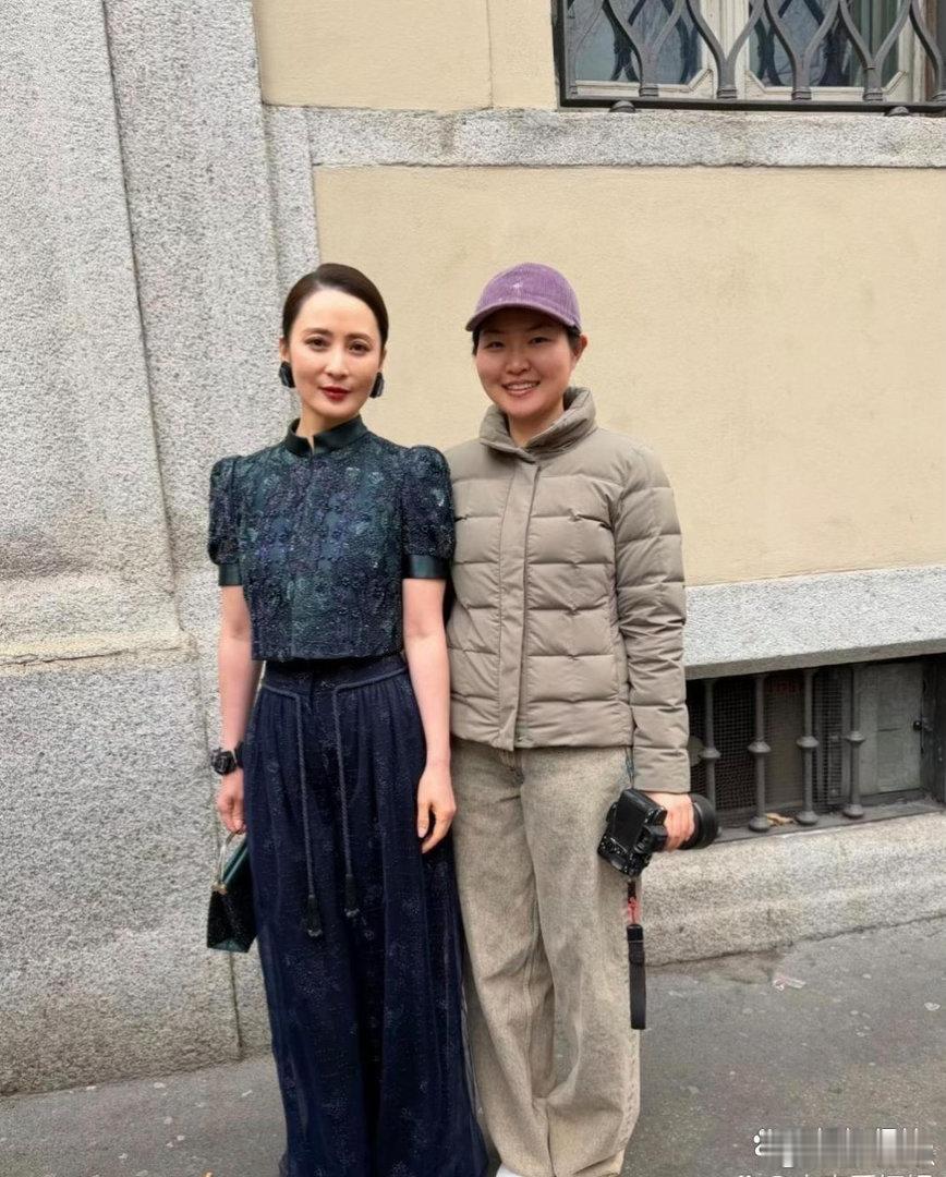 网友偶遇50岁蒋勤勤漫步意大利街头，满身大牌自带贵气，只是浓妆略显厚重，面部看着