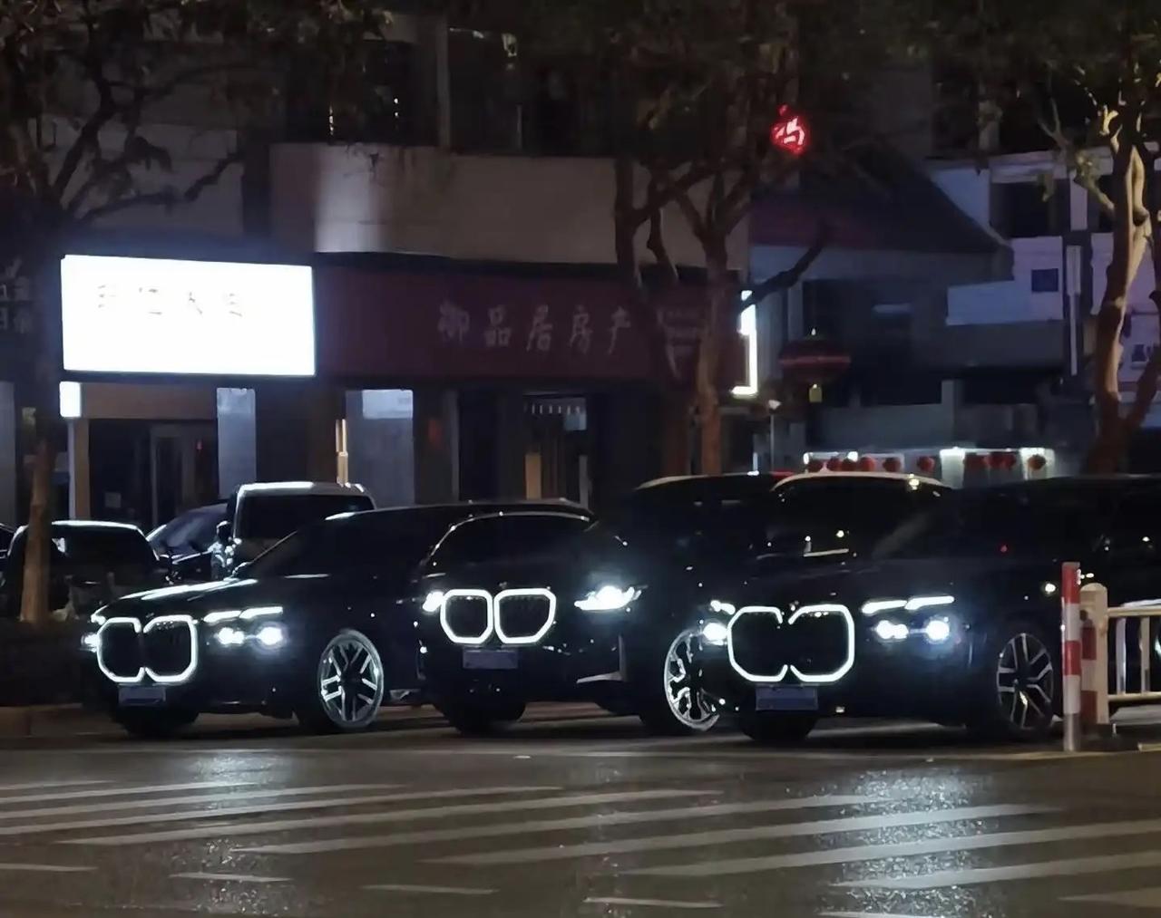 我承认实车还是很好看的，但这个场景确实有点想笑，怎么这么巧[笑着哭]