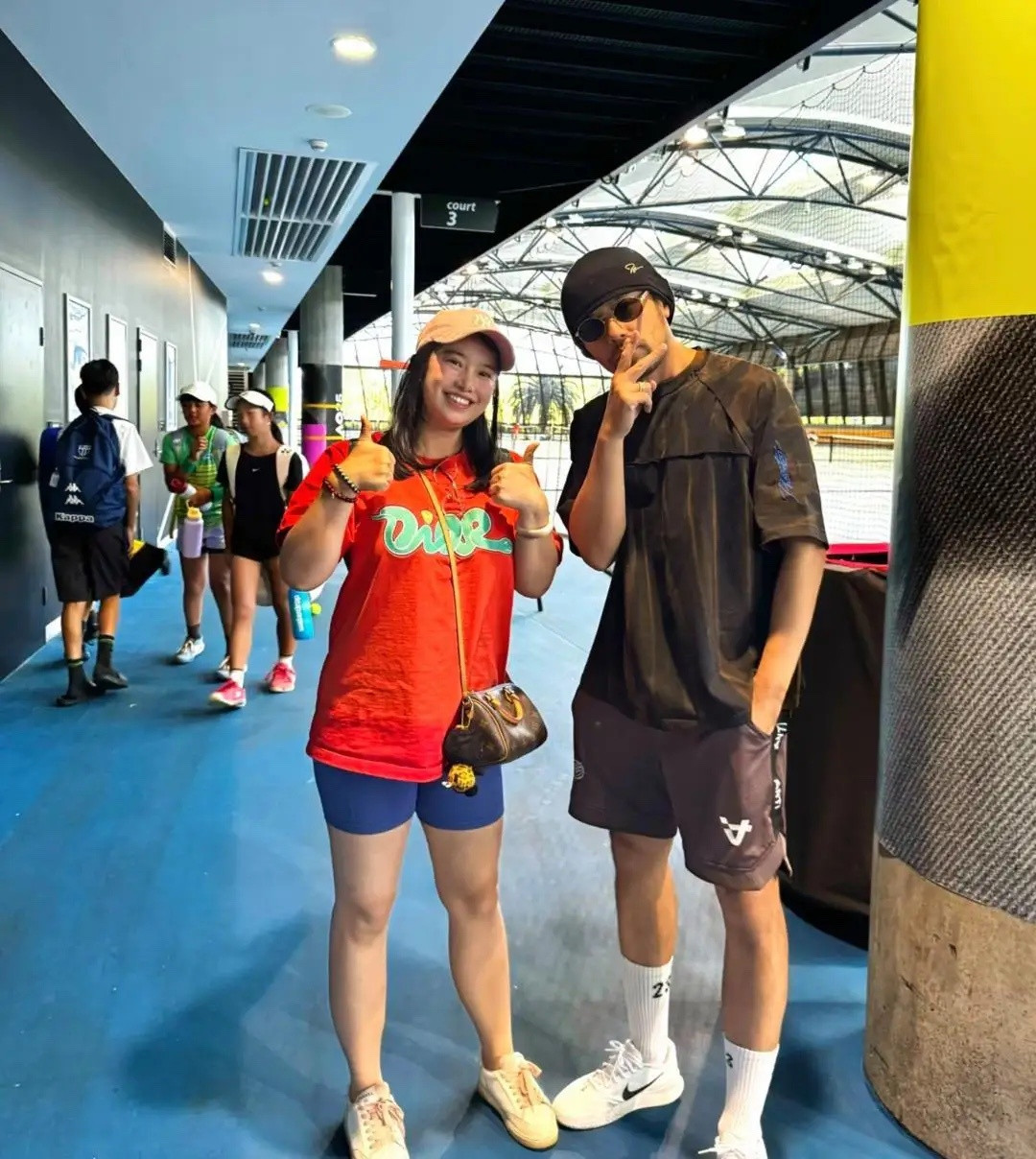 47岁周杰伦和老婆昆凌现身墨尔本打网球被偶遇，他留了胡子，戴着帽子和墨镜，皮肤晒