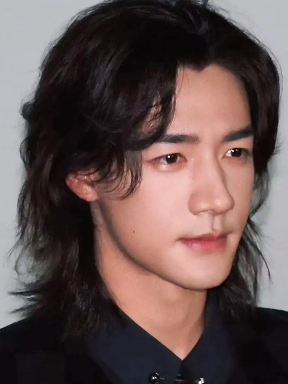 我去他这眉眼这骨相！？这就是顶流的骨相嘛？！高级的单眼皮给柔和的五官增添了一丝秀