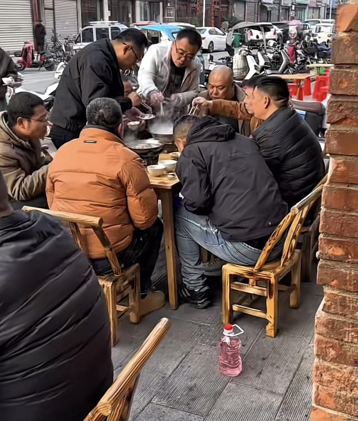 就佩服湖北监利，宜昌，仙桃，洪湖那些早晨就喝酒的人好奇也试过一次，早晨一早特