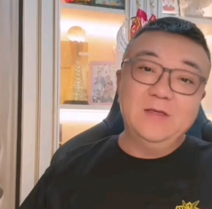 董路认为上海海港拿冠军对中超来说并不是好事。他表示，本赛季阵容大改的上海海港如