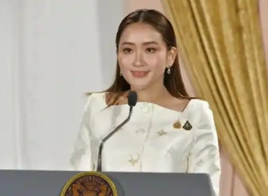泰王终于认识到：佩通坦是王家的儿媳妇，怎么也算是自己人。越是在如今的多事之秋，越