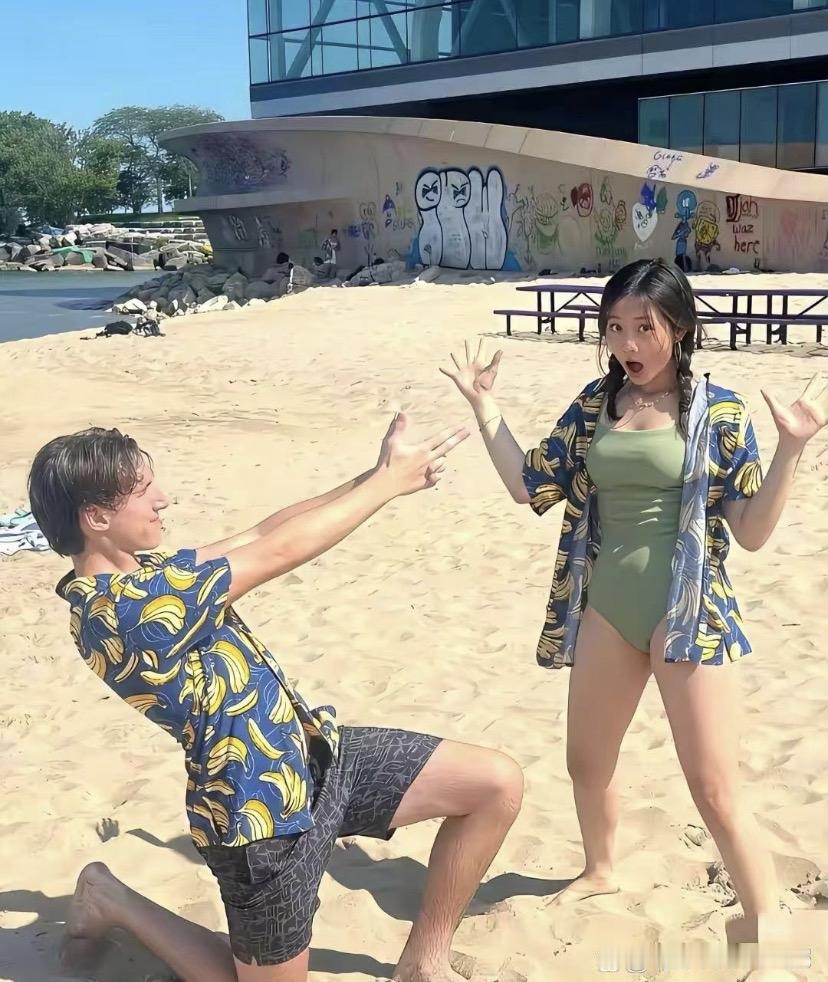 “鸡哔你”好开心的感觉。