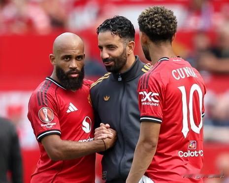 过去一个月曼联状态明显回升，主帅阿莫林也因此获得英超月度最佳教练提名。-