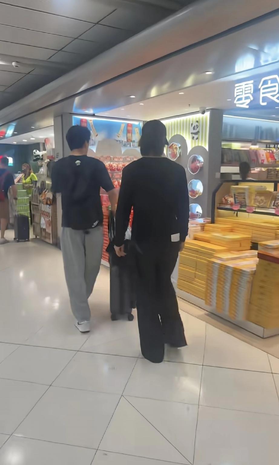 粉丝好伤心，言承旭结束恒星之城重庆演唱会后现身中国香港机场，粉丝叫了他的名字他扭