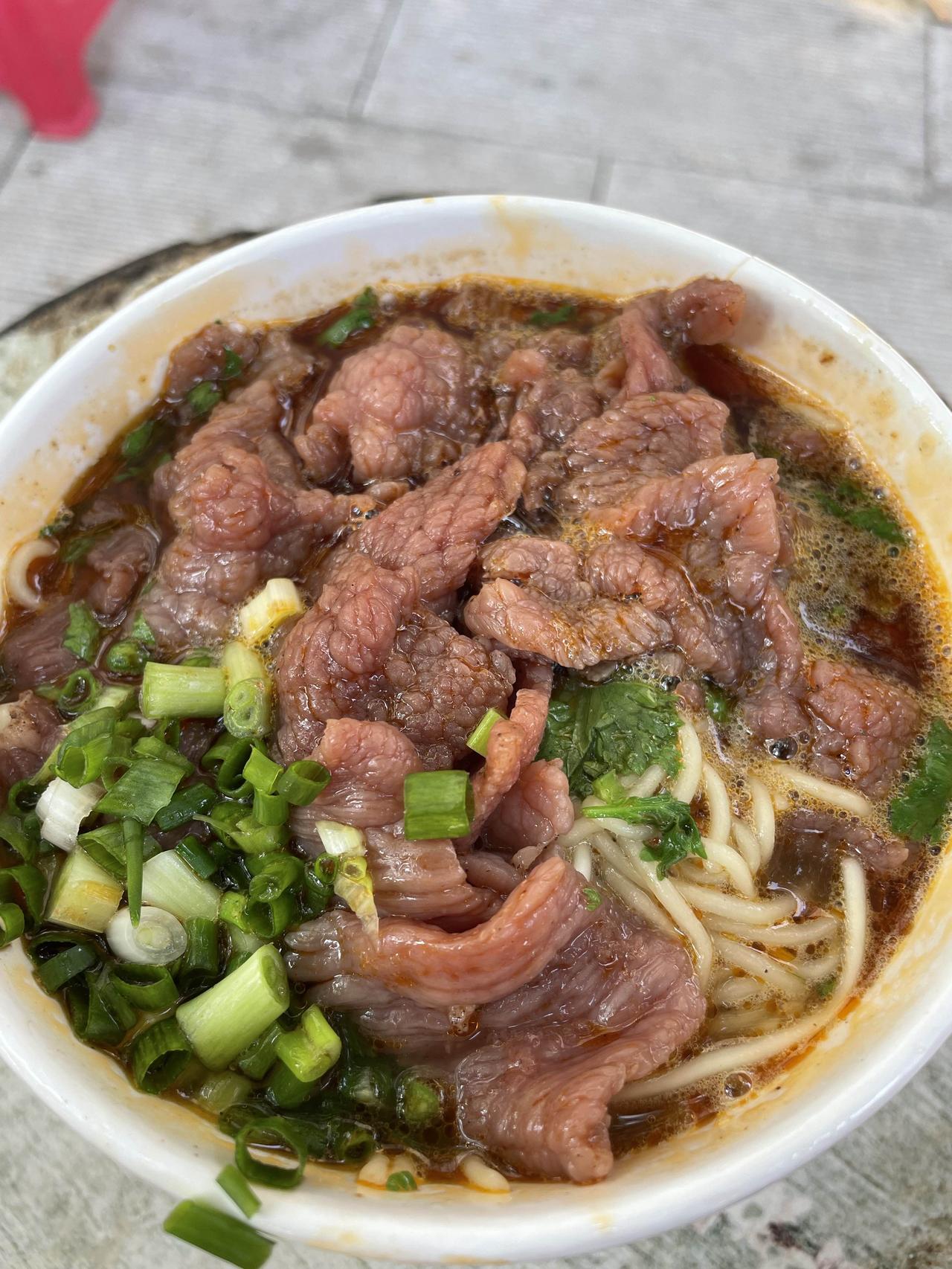 早上必须来一碗生烫牛肉面啊，武汉早餐繁多，生烫为最。