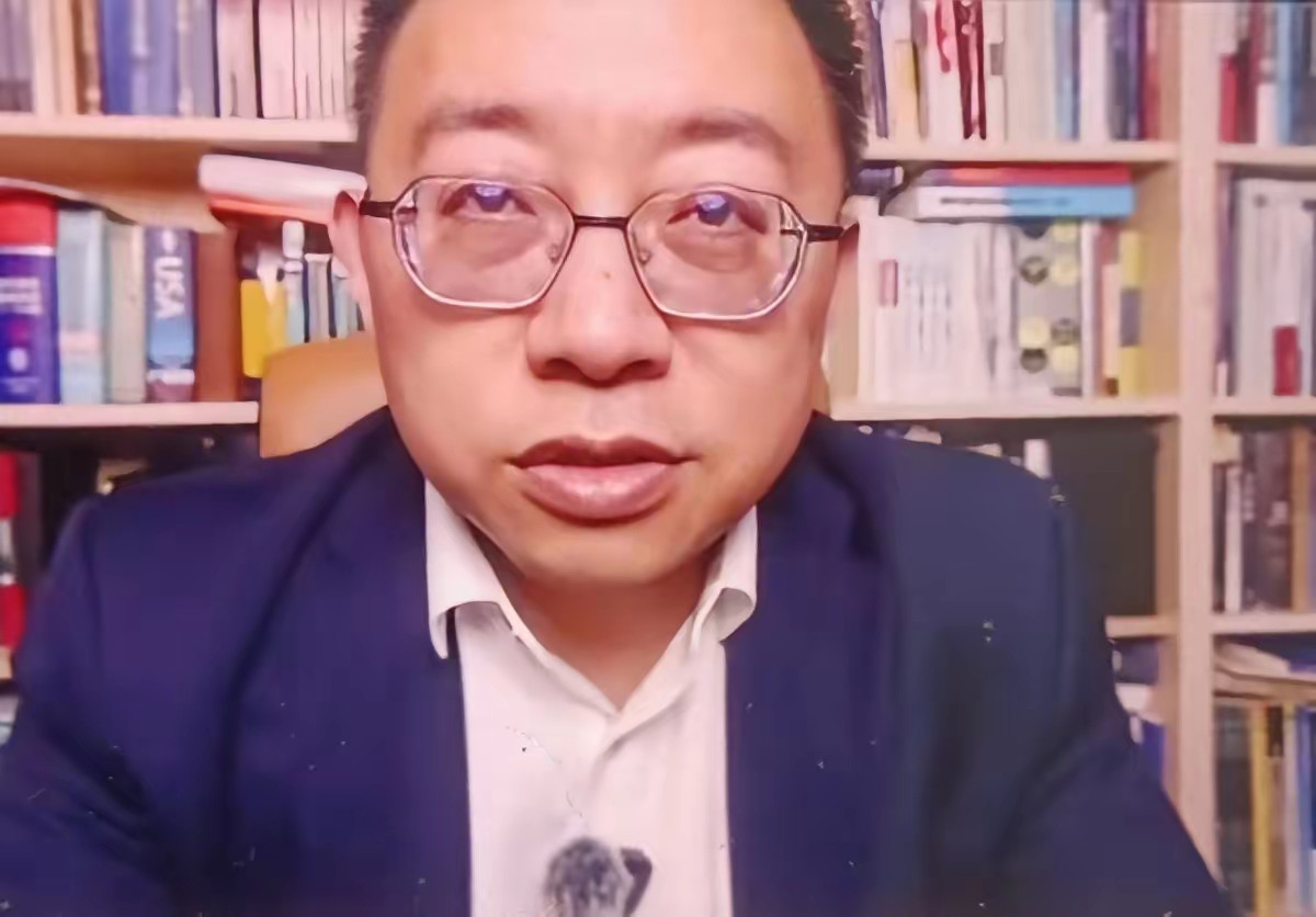 这两天刷了无数打印机J10c的视频，却被沈逸教授一嗓子喊清醒了。这教授是真敢说啊，往镜头前一坐就把窗